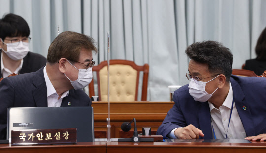이철희 정무수석(오른쪽). 사진은 8일 청와대에서 열린 국무회의에서 서훈 국가안보실장(왼쪽)과 대화하는 모습. 연합뉴스.